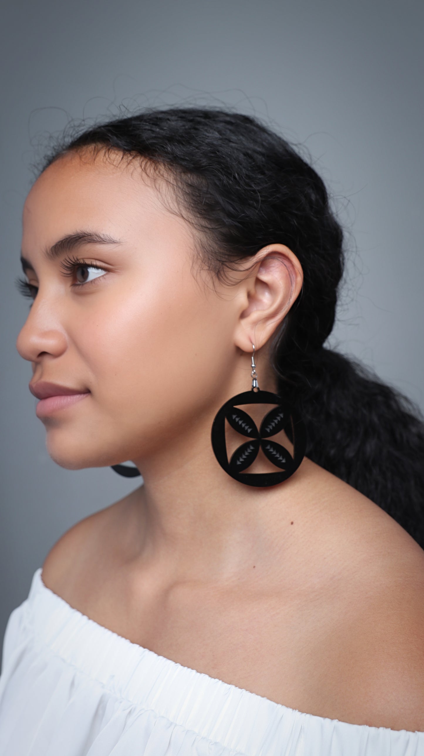 Flower Round with Engraved Nifo Motif